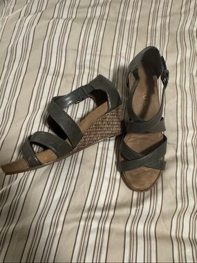Aerosoles plush up Women's Strappy Wedge Sandals in Olive Green si